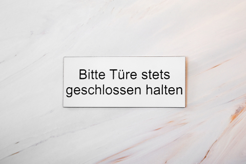 Bitte Türe stets geschlossen halten weiß | Graviertes Schild, Einleger, Briefkastenschild