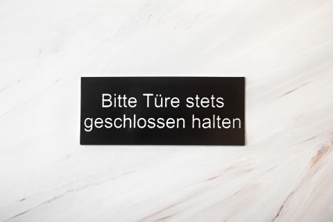 Bitte Türe stets geschlossen halten | Graviertes Schild, Einleger, Briefkastenschild