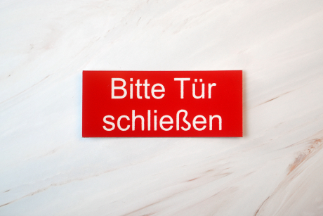 Bitte Tür schließen rot | Graviertes Schild, Einleger, Briefkastenschild